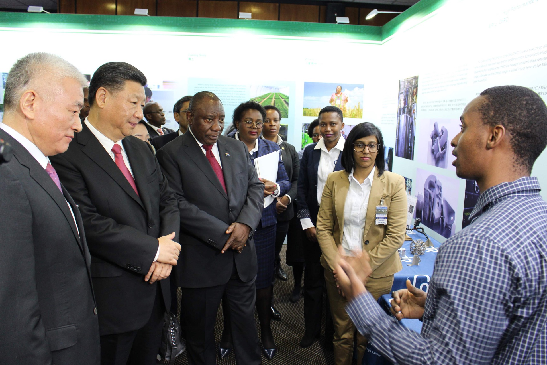 Thabang Mokoena explaining Postcode Meerkat to Presidents Xi Jinping and Cyril Ramaphosa at the CSIR
